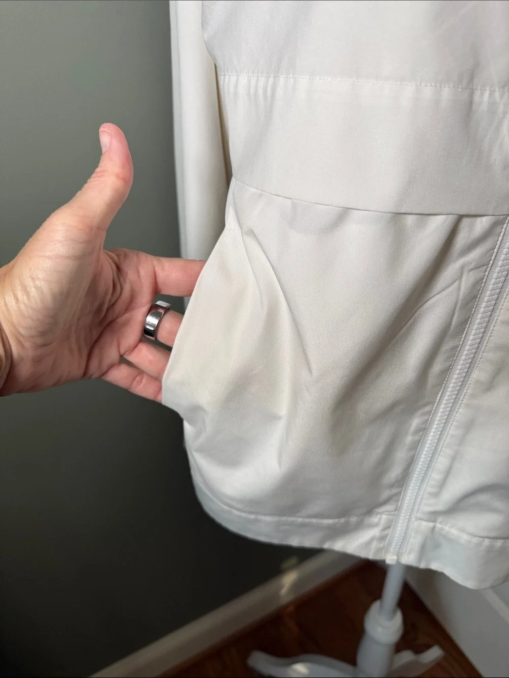 Lululemon White Hooded Rain Jacket Zip Front Windbreaker Size 12